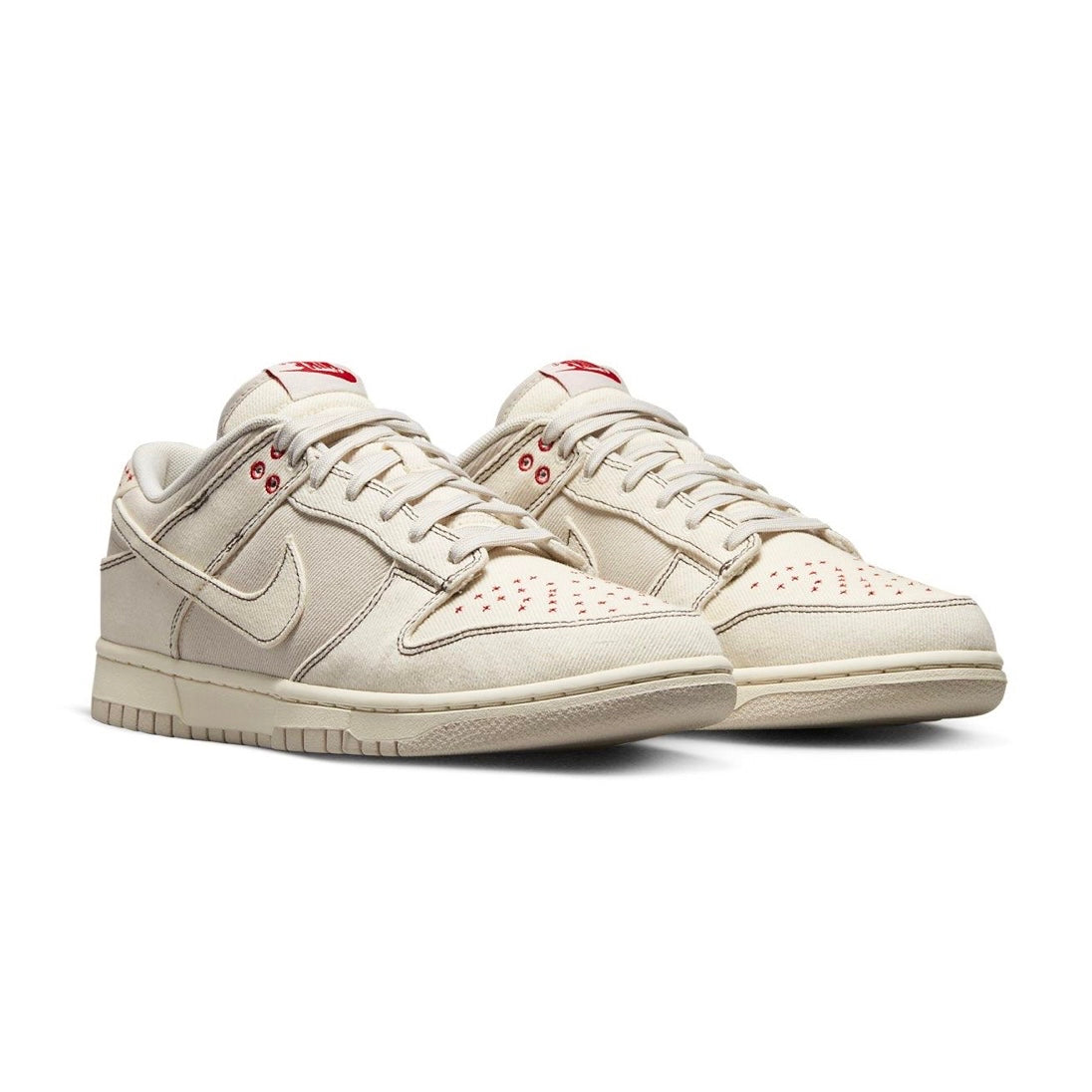 Dunk Low Light Orewood Brown Sashiko viste di lato e davanti. Lacci sono bianco panna, come il resto della scarpa