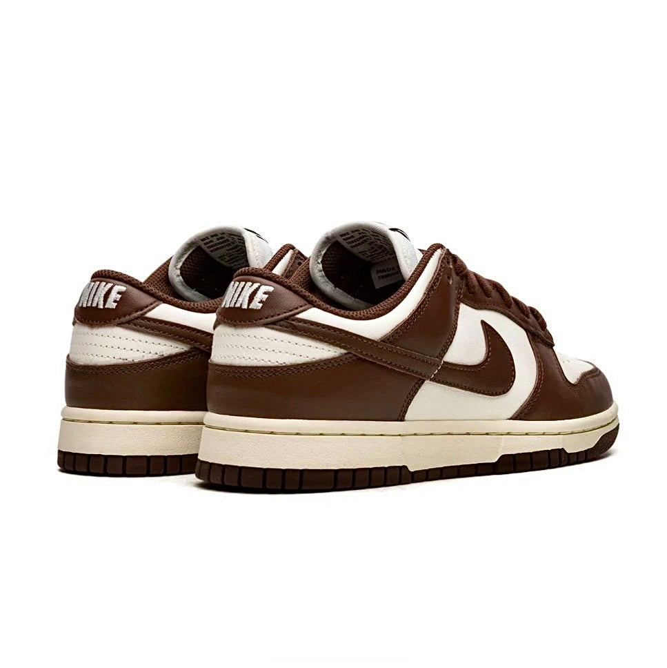 Dunk Low Cacao Wow viste dietro e di lato. Logo Nike sul tallone è bianco su sfondo marrone