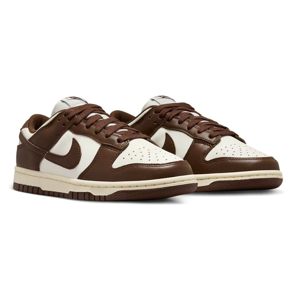 Dunk Low Cacao Wow viste di lato e davanti. Lacci sono marroni