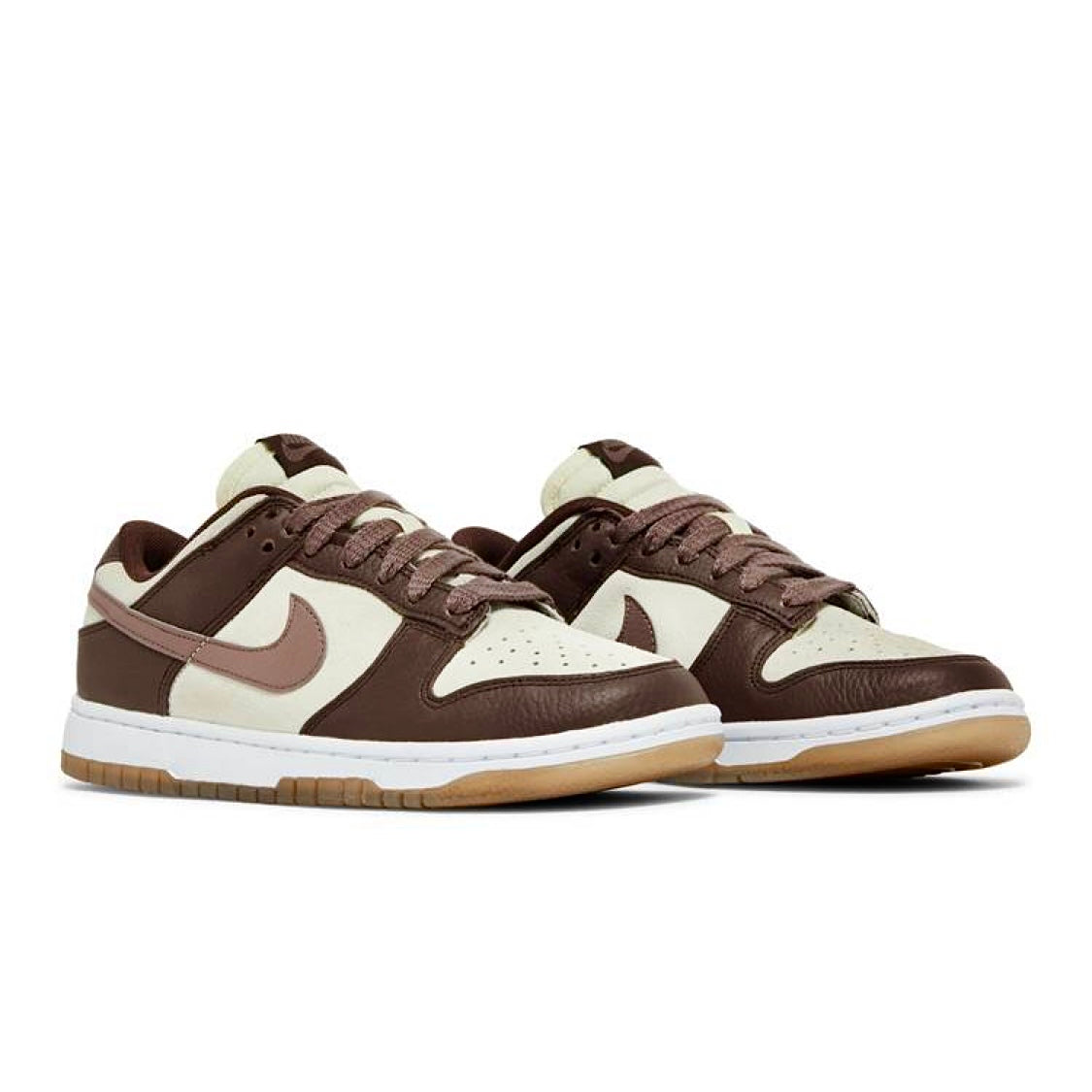 Dunk Low Plum Eclipse viste davanti e di lato, lacci sono marroni
