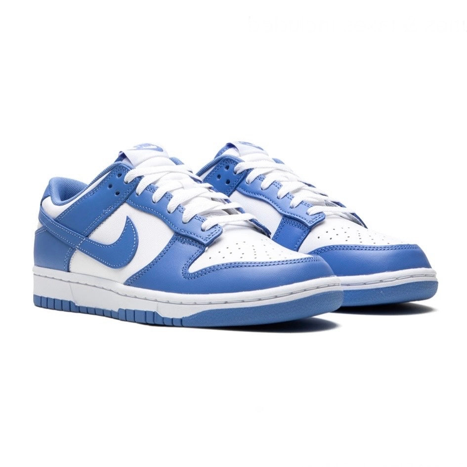 Dunk Low Polar Blue viste di lato e davanti, lacci bianchi