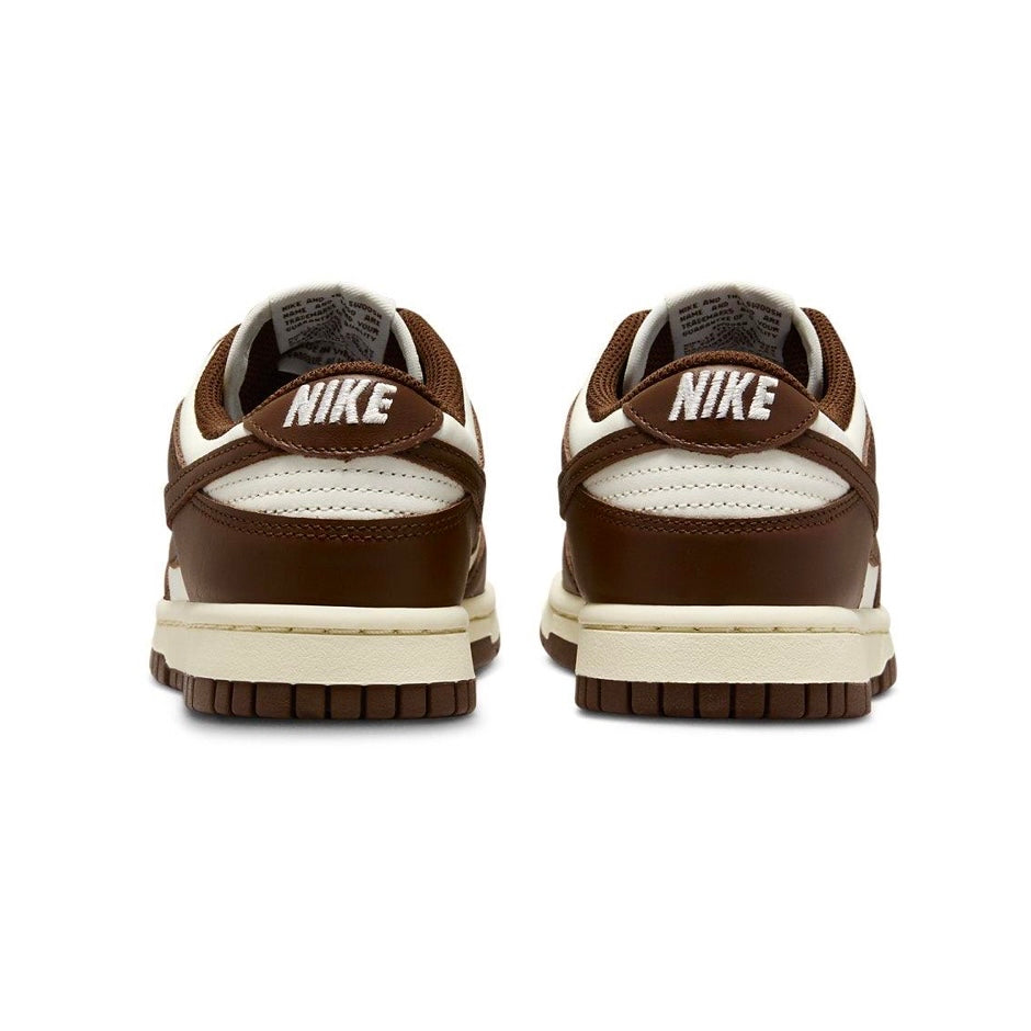 Dunk Low Cacao Wow viste da dietro. Logo Nike bianco sul tallone, sfondo è marrone