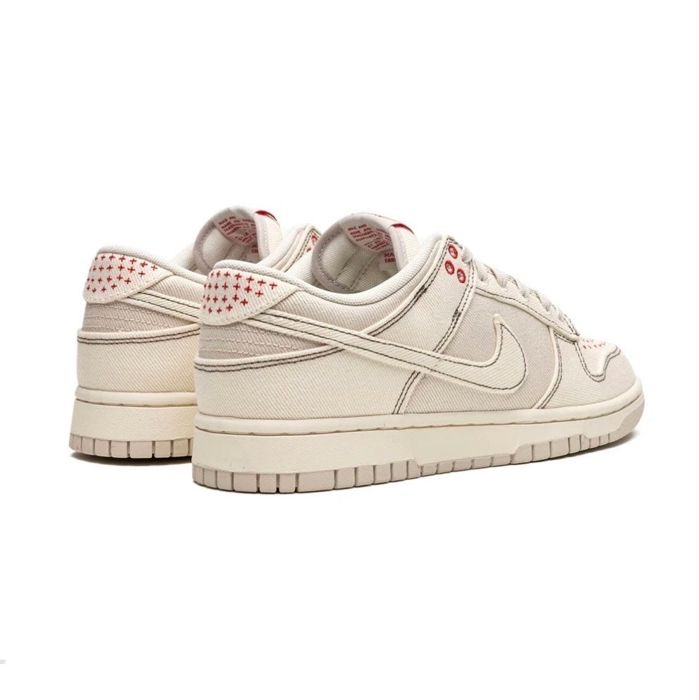 Dunk Low Light Orewood Brown Sashiko viste dietro/di lato. Dettagli rossi sul tallone con sfondo bianco panna