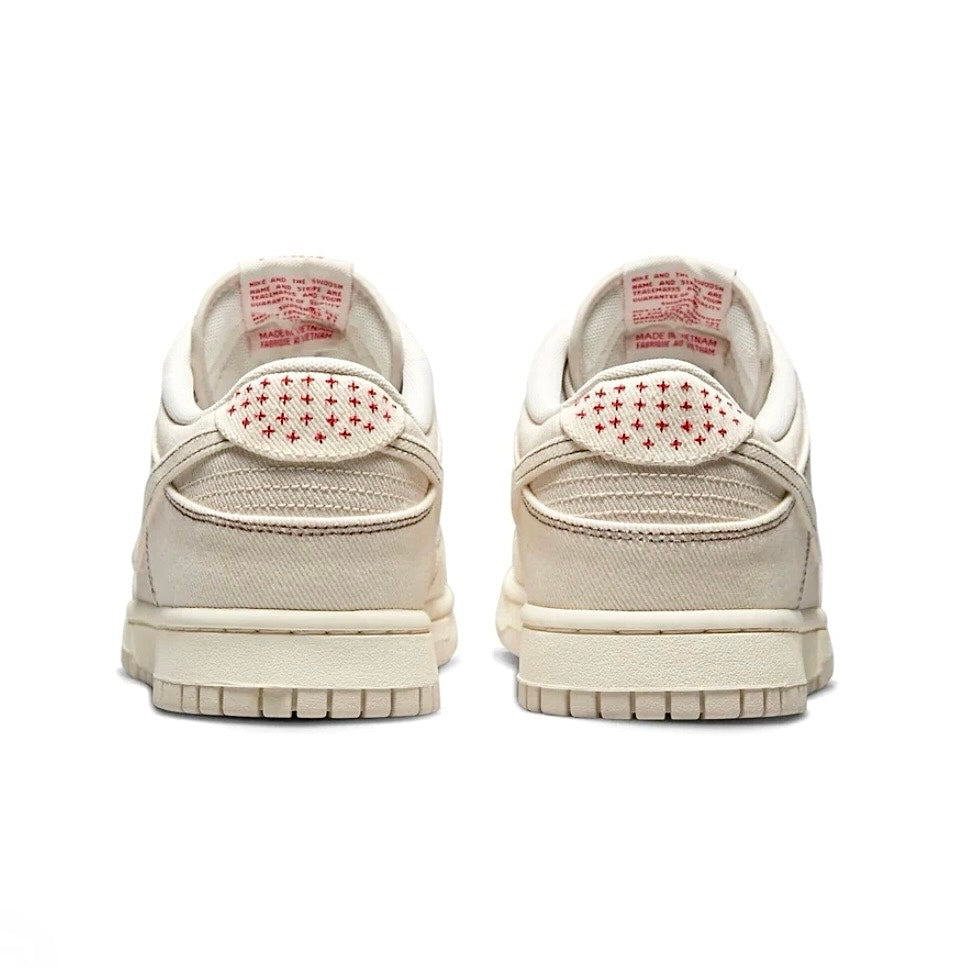 Dunk Low Light Orewood Brown Sashiko viste da dietro. Dettagli rossi sul tallone con sfondo bianco panna