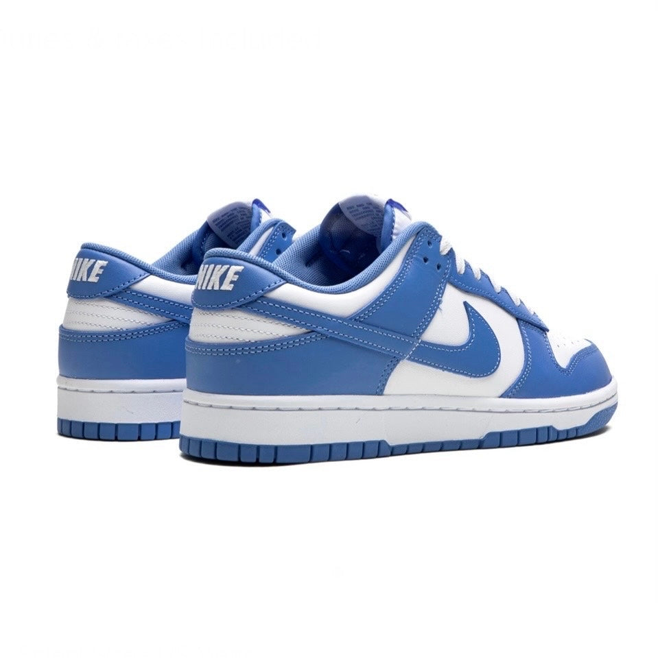 Dunk Low Polar Blue viste da dietro e di lato. Logo Nike su tallone è bianco su sfondo azzurro