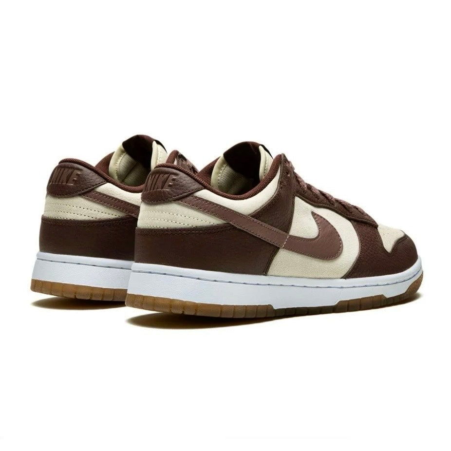 Dunk Low Plum Eclipse viste dietro e di lato, logo Nike sul tallone è marrone su sfondo marrone