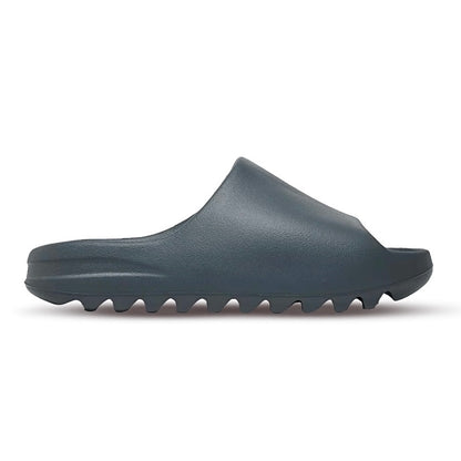 Adidas Yeezy Slide Slate Grey ciabatta vista lateralmente. Colore grigio scuro quasi nero