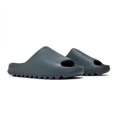 Adidas Yeezy Slide Slate Grey viste lateralmente/davanti
