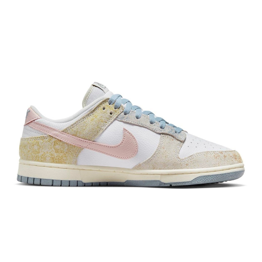 Dunk Low Oxidized vista di lato. Swoosh rosa, scarpa grigia con dettagli giallo scuro e marrone chiaro