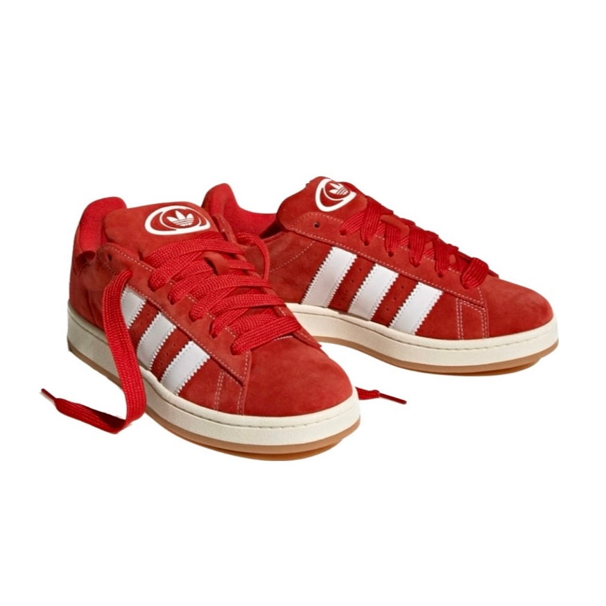 Adidas Campus 00s Better Scarlet Cloud White viste dalla parte frontale. lacci bianchi