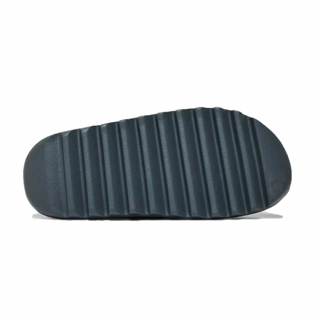 Adidas Yeezy Slide Slate Grey suola seghettata. Il colore è uguale al resto della ciabatta, grigio/nero