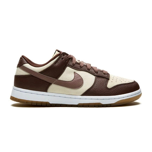 Dunk Low Plum Eclipse viste di lato. Colore marrone chiaro, scuro e beige. Swoosh marrone chiaro