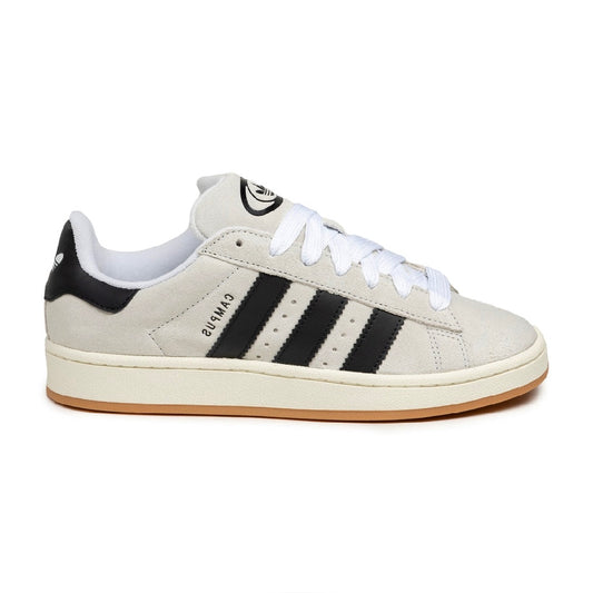 Adidas Campus 00s Crystal White Core Black vista lateralmente. colore bianco tendente al grigio chiaro con strisce nere di lato