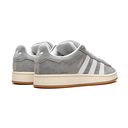 Adidas Campus 00s Grey White viste da dietro/lateralmente. Logo Adidas bianco sul tallone, su sfondo grigio