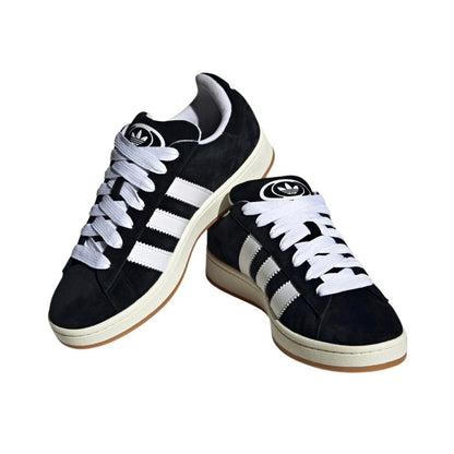 Adidas Campus 00s Core Black viste frontalmente. lacci bianchi