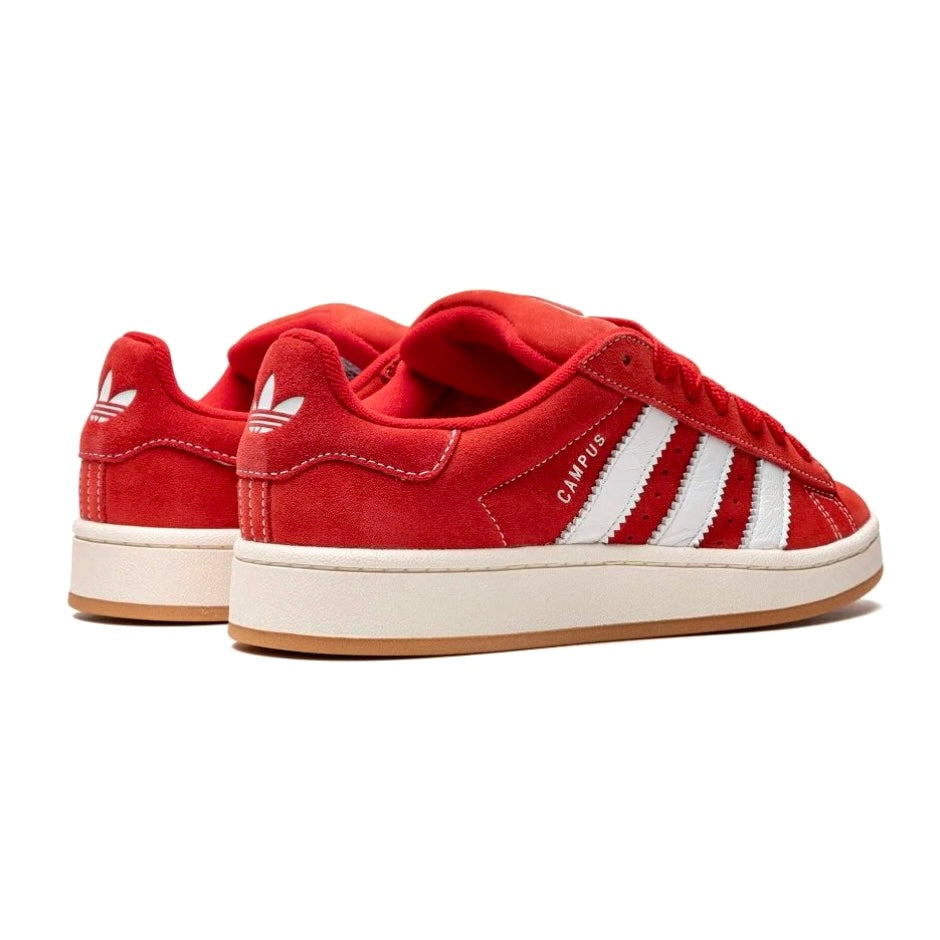 Adidas Campus 00s Better Scarlet Cloud White viste da dietro e di lato. Logo Adidas sul tallone, bianco su sfondo rosso